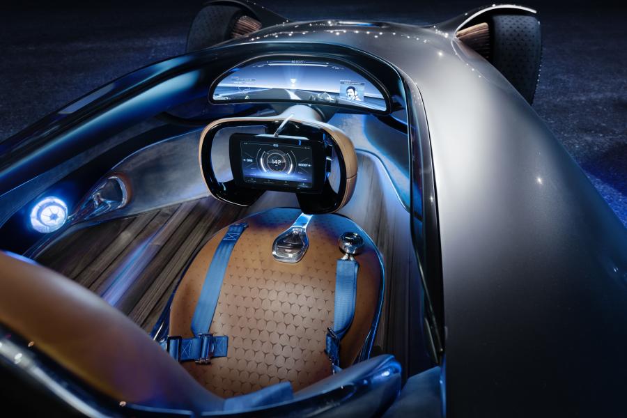 Панель приборов Mercedes-Benz Vision EQ Silver Arrow 2018 года  (фото 19 из 34)